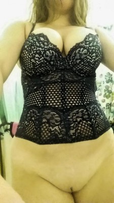 How does this corset suit my body [F]?