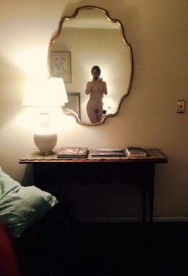 Look at this cool picture of a table in a hotel room! [F]