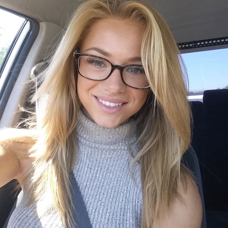 Sexy blonde in spectacles | Sniz Porn