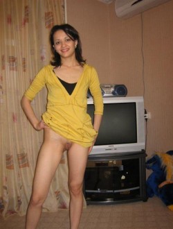 Girl in yellow - Damn she's sexy (AIC)