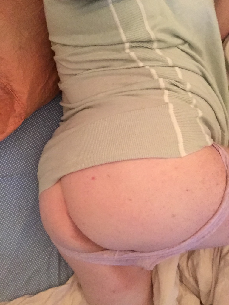 Need a pink bottom to match my pastel theme. (F)