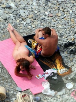 Big booty babe gets fucked at the bare beach