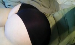 Am I the only one around here who thinks Valentine's Day is a total scam? Here's my big pale booty for you to enjoy.