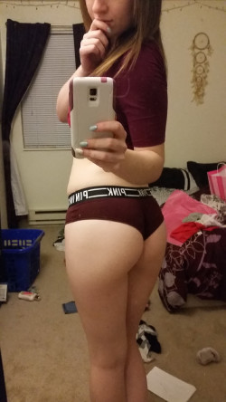 I'm interested in picture swapping or just talking. Snap me up - kateannemy