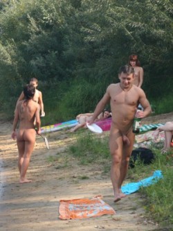 Cooking plus eating when dangling about at the bare beach having many fun whilst generating modern friends