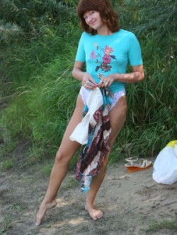 Babe with a hairy pussy strolling about the beach trying to find elements to take pictures of