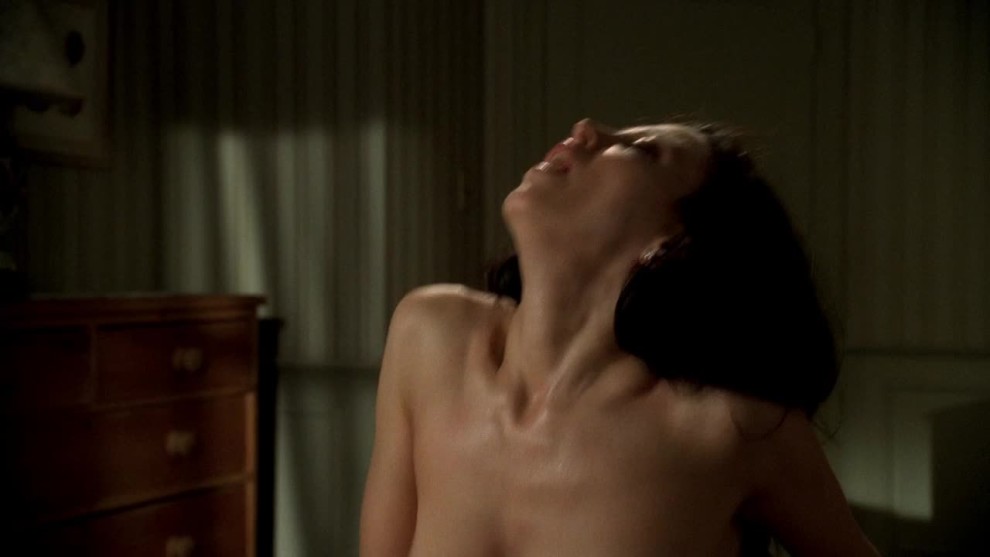 Leslie Bega topless plot in The Sopranos