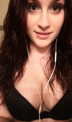 My headphones are the only accessories I need. [f]❤