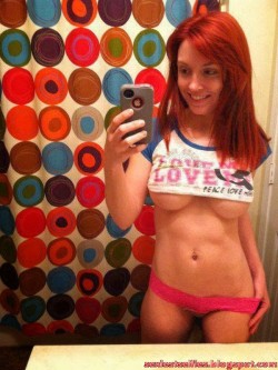 Redhead selfie with underboob and nice abs