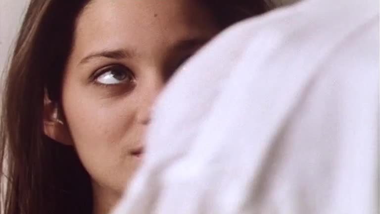 Marion Cotillard plot in "Chloé" (1996).