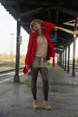 Waiting for a train (x/post r/TightsAndTightClothes)