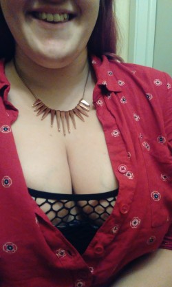 Cleavage and a smile! :D (f) [xpost from r/mycleavage]