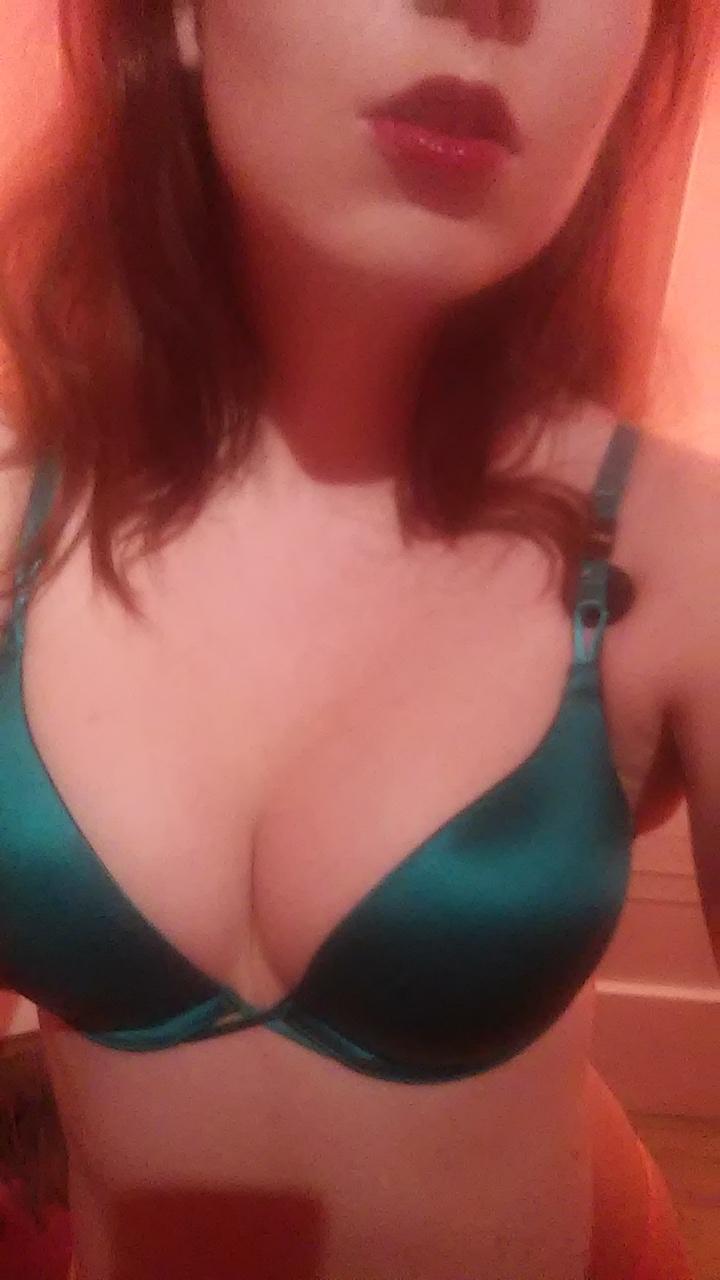 (F)inally a pretty little thing in emerald green...;)