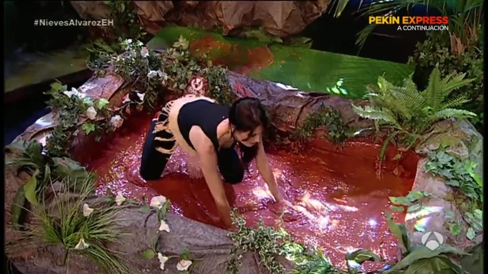 Pilar Rubio bathes in mud on Spanish TV show El Hormiguero