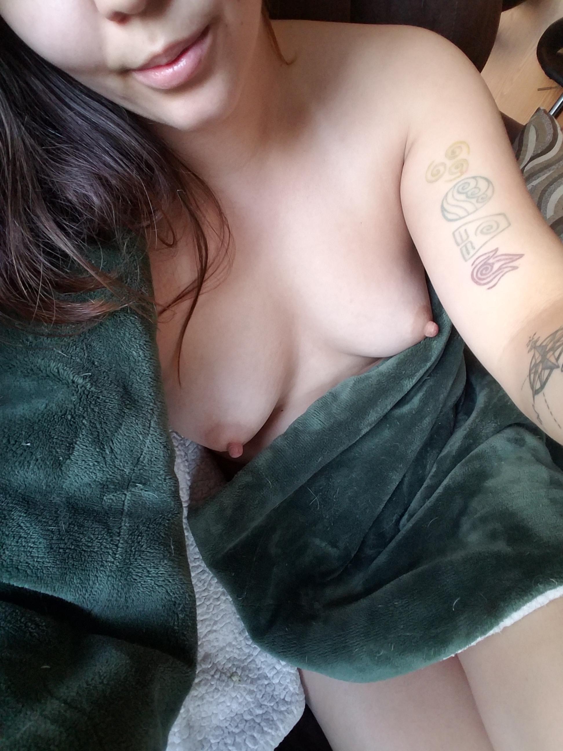 Blanket Porn - F)eeling sick so im cuddling in my blanket | Sniz Porn