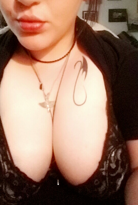 Lucious lips and Cleavage! (f)