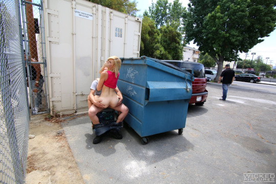 [IMG]Fucked behind dumpster