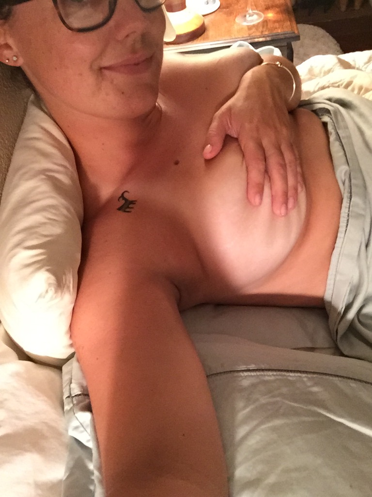 Hoping on the in(f)amous handboob bandwagon