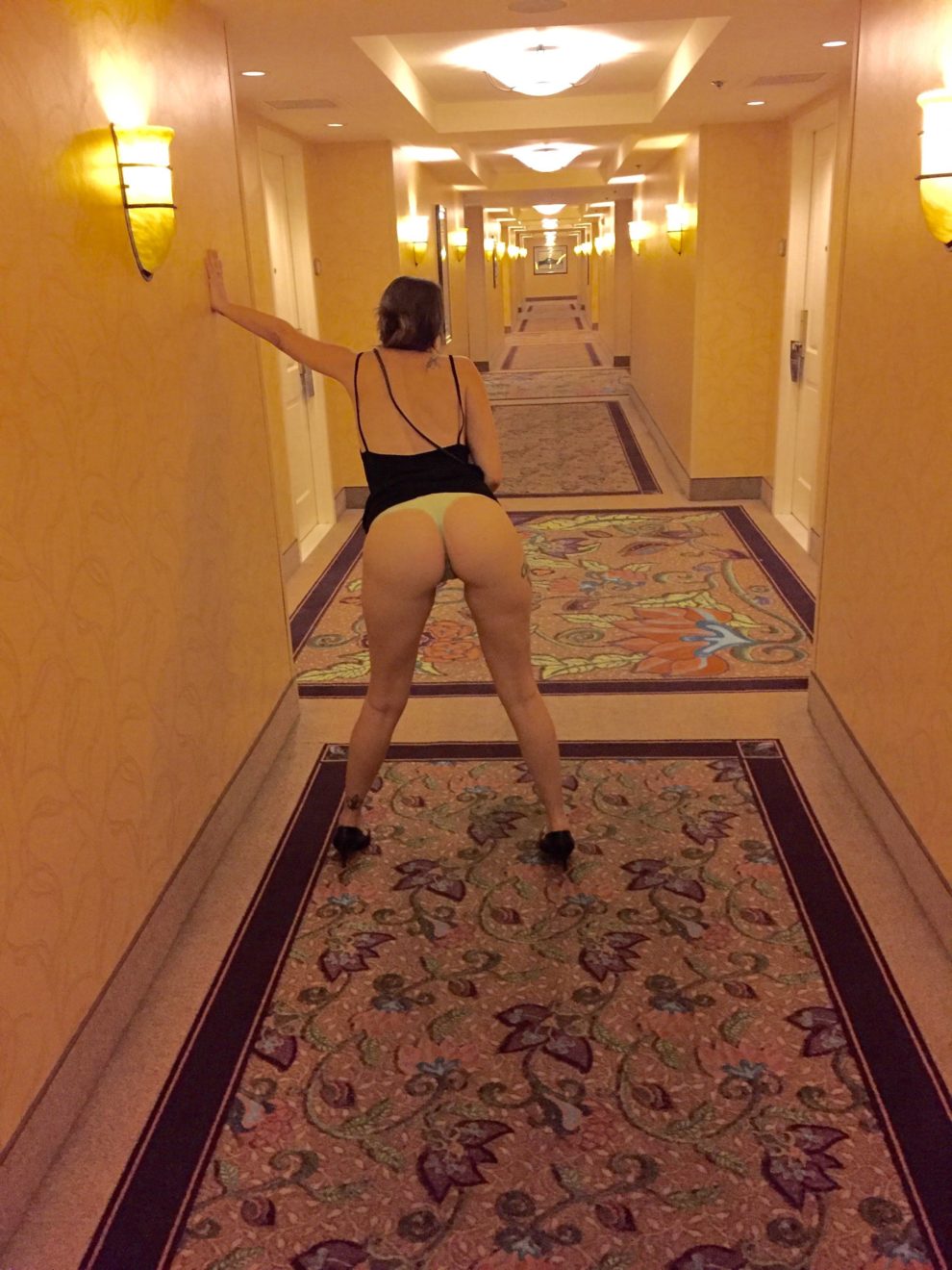 Just hanging out the the hallway of my hotel. [IMG]