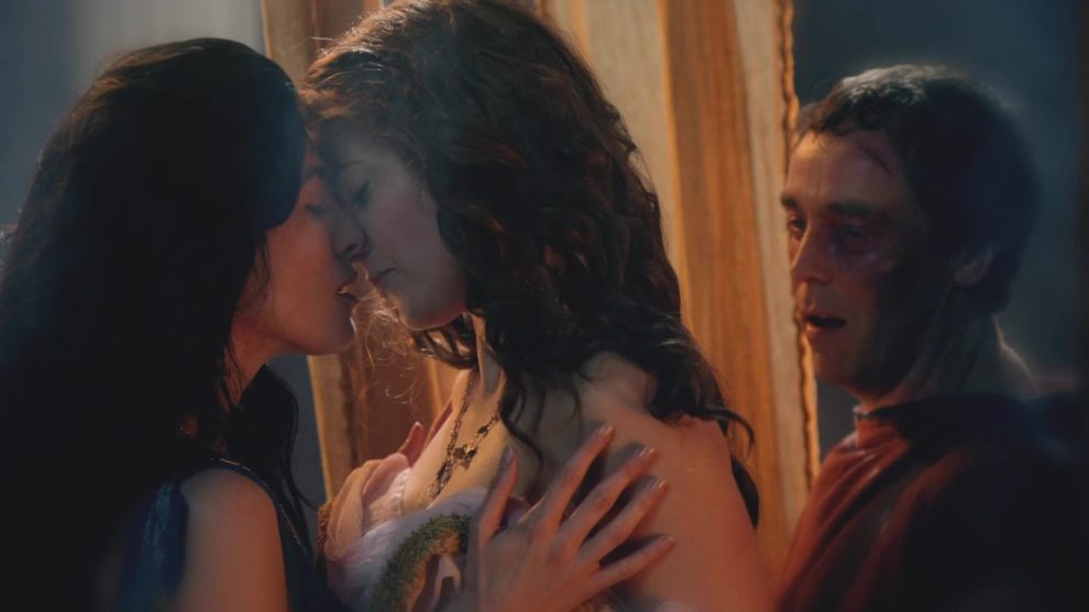 Lucy Lawless and Jaime Murray threesome in Spartacus