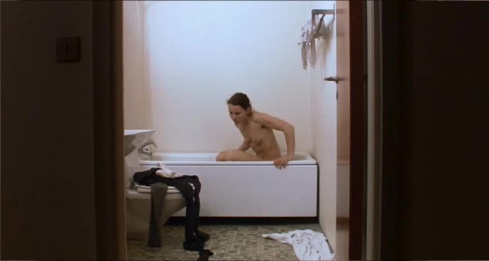 Noomi Rapace fully nude plot