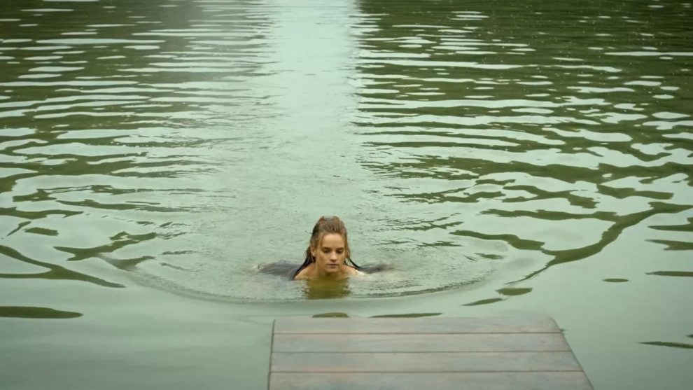 Noémie Schmidt in 'Versailles'