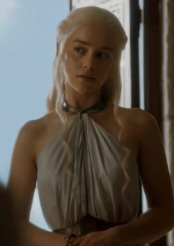 Emilia Clarke's seductive gaze in 'Game of Thrones'