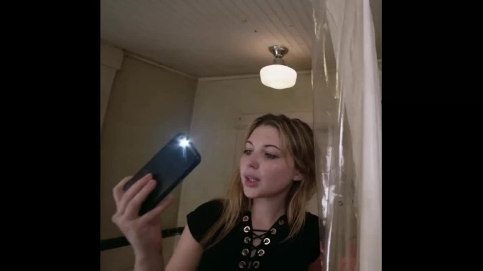 Sammi Hanratty Bra Flash - Shameless s08e09