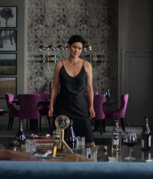 Carrie-Anne Moss in 'Jessica Jones S02E02'