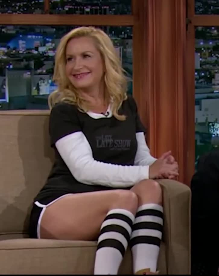 Some leg plot from Angela Kinsey in 'The Late Late Show with Craig Ferguson'