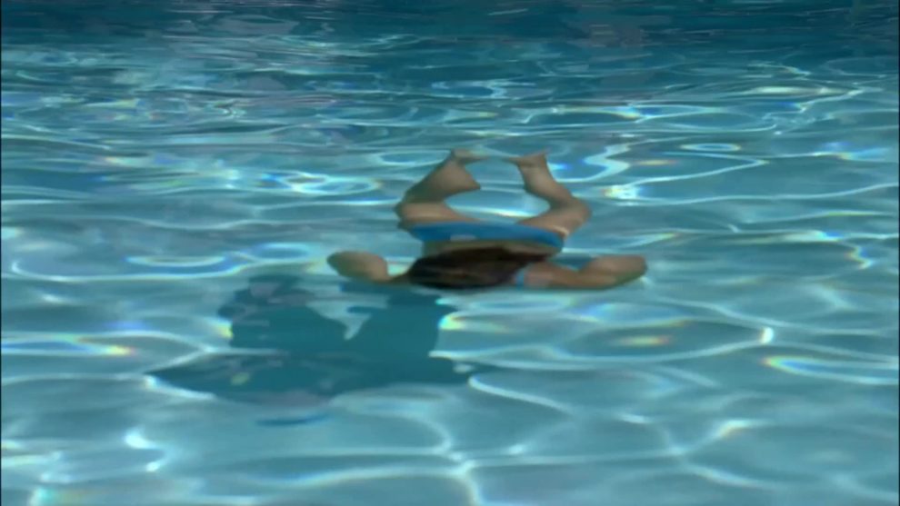 Jennifer Garner blue bikini plot on Alias