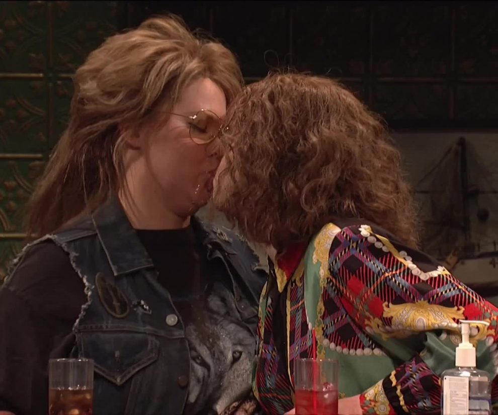 Kate McKinnon gets another hot wet kiss on SNL