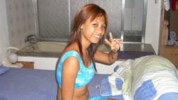 Pinay freelancers blows two foreign cocks after meeting on beach